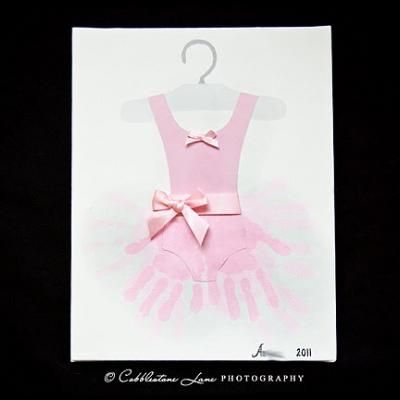 @Melissa LaBerta Handprint Tutu Art...You should have sis make one and frame it in her room. Ballet Crafts, Dance Crafts, Ballet Birthday, Ballet Party, Ballerina Birthday Parties, Footprint Crafts, Kids Painting, Ballerina Party, Thrifty Decor