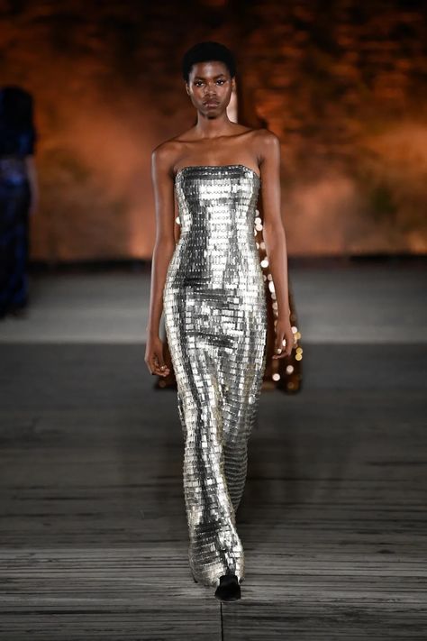 Alberta Ferretti Resort 2024 Alberta Ferretti Resort 2024, Ny Party, Grammy Dresses, Silver Dresses, Fashion Draping, 2024 Runway, Silver Outfits, Ss 2024, Resort 2024