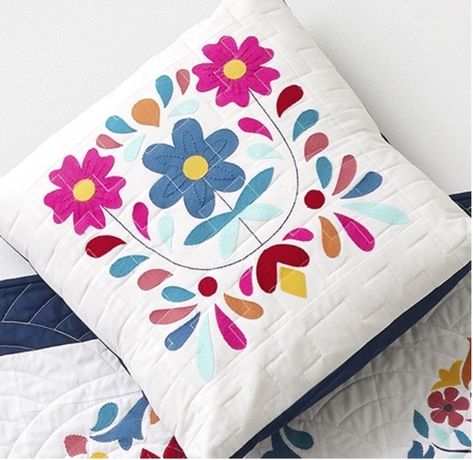 Amazing Applique with the Cricut Maker https://inspiration.cricut.com/amazing-applique-with-the-cricut-maker/ Cricut Quilts, Fabric Diy Projects, Diy Cushion Covers, Cricut Inspiration, Fine Point Pens, Cricut Tips, Applique Templates, Iron On Fabric, Fabric Pen