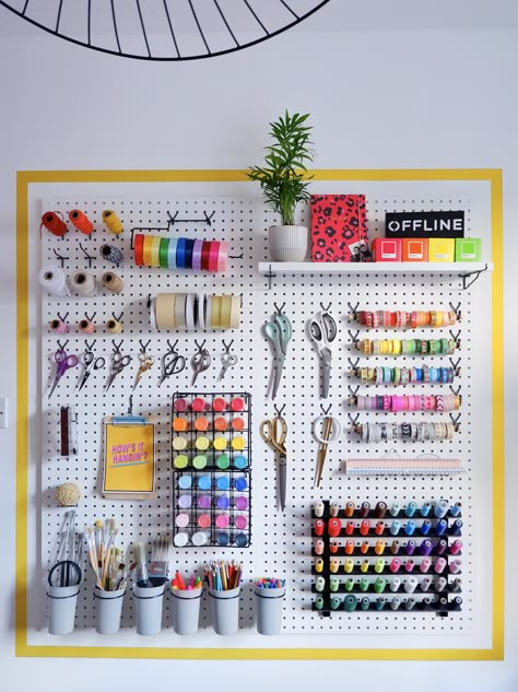 Computer Supplies Storage, Studio Seni, Pegboard Design, Pegboard Craft Room, Rangement Art, Sewing Room Inspiration, Pegboard Organization, Organisation Ideas, Art Studio Room