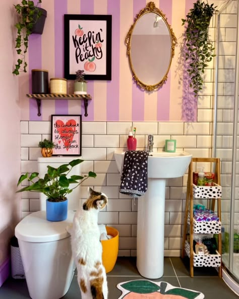 •WalBirchMansion• - Hayley 🌈💕💜 (@walbirchmansion) • Instagram photos and videos Kitsch Bathroom, Funky Bathroom, Unique Bathroom Decor, Retro Bathroom, Radio Silence, Eclectic Bathroom, Bathroom Decor Apartment, Purple Paint, Maximalist Decor