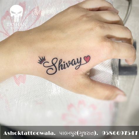 Crown On Name Tattoo, Shivani Name Tattoo, Princess Crown Tattoo With Name, Boyfriend Name Tattoos For Women On Hand, Tattoo Ideas Female Names Design, Crown With Name Tattoo, Finger Name Tattoos For Women, Crown Name Tattoo, Tattoo Ideas Female Names