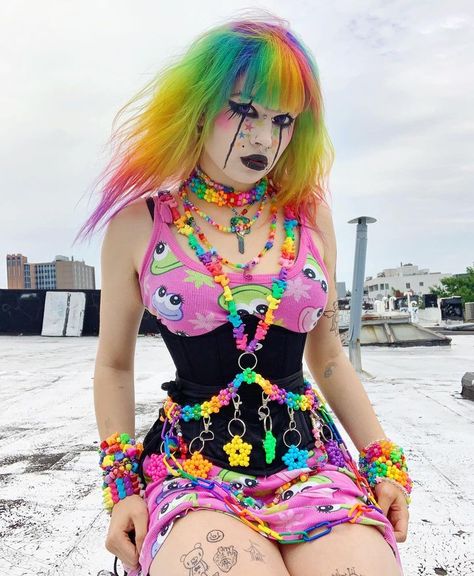 Decora Fashion Outfits, Clowncore Fashion, Outfit Ideas Goth, Harajuku Makeup, Alien Clothes, Kawaii Outfit Ideas, Curly Hair Drawing, Me U, Goth Fashion Punk