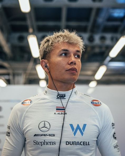 Alexander Albon, F1 Grid, Everyday Outfits Summer, Streetwear Fashion Outfits, Alex Albon, Williams F1, Fitness Fashion Outfits, F1 Driver, Formula 1 Car Racing