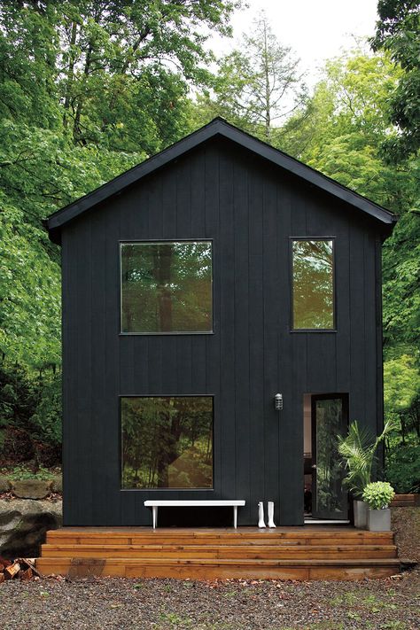 4.Benjamin Moore Black Ink 2127-20 Modern Black House Exterior, Modern Black House, Black Houses, Dark House, Exterior Paint Colors For House, Black House Exterior, House Paint Exterior, Exterior Paint Colors, Style At Home