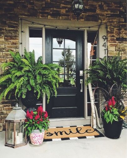 Small Front Porch Ideas Entrance, Small Porch Decorating, Front Porch Plants, Front Porch Furniture, Summer Front Porch Decor, Spring Porch Decor, Porch Plants, House Front Porch, Porch Flowers