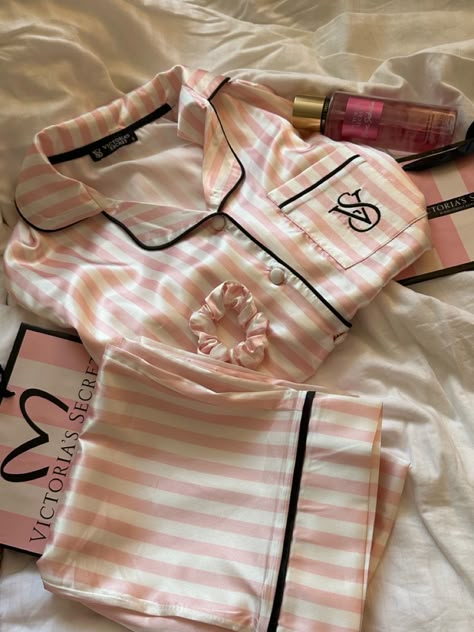 Profumo Victoria Secret, Victoria's Secret Aesthetic, Vs Pajamas, Pink Pjs, Pajamas Aesthetic, Victoria's Secrets, Mode Zara, Victoria Secret Pajamas, Model Aesthetic