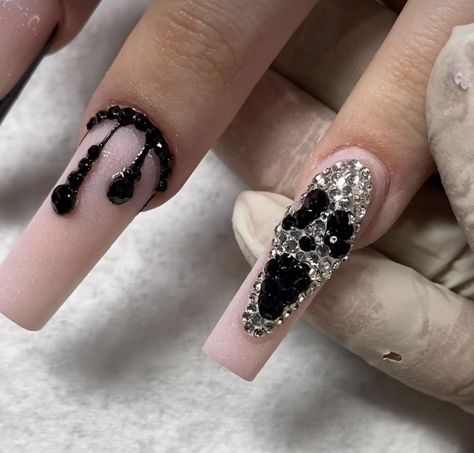 Rhinestone Scream Nails, Scream Mask, Bubble Drawing, Scream Halloween, Rhinestone Nails, Nail Tutorials, Scream, Dope Nails, Halloween Nails