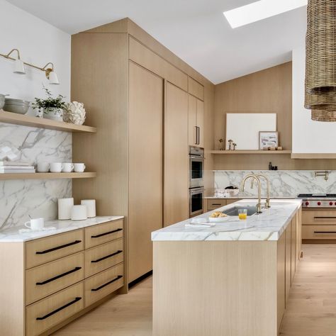 Beach vibes meet high-end design. This stunning Florida kitchen, featuring ARCA’s Calacatta marble, is a masterpiece designed by the talented @hw.interiors #ARCAStone 📷 @amandajamesphoto . . #kitcheninspiration #interiordesign #calacattamarble #luxuryhomes #homeinspo Calacatta Kitchen, Hw Interiors, Calacatta Marble Kitchen, Calacatta Borghini, Contemporary Luxe, Florida Kitchen, Small Restaurant Design, Small Restaurant, High End Kitchens