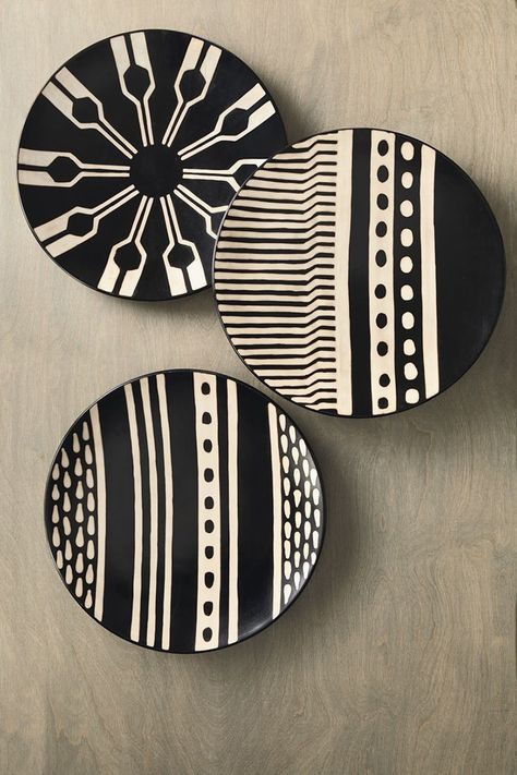 Printed plate designs Painted Plates Wall Decor, Platter Shelf, Wall Plate Painting Ideas, Plate Painting Ideas, Ceramic Art Painting, Plate Painting, Black And White Plates, African Inspired Decor, نباتات منزلية