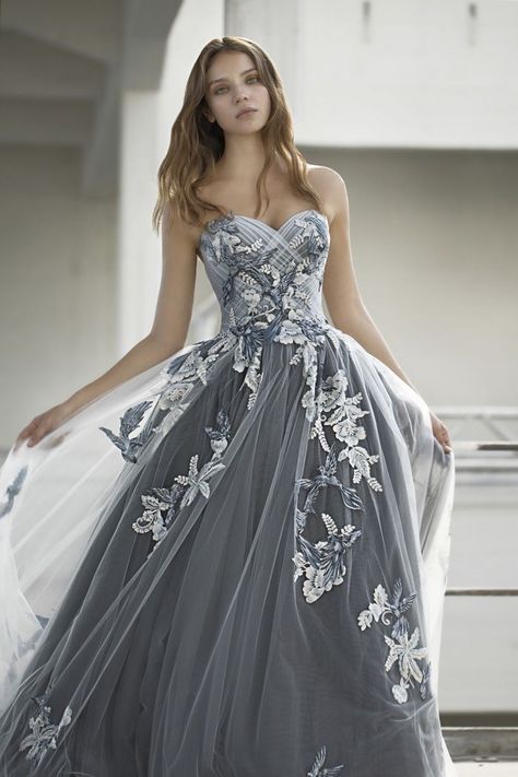 Honeymoon Dress, Grey Wedding Dress, Colored Wedding Dress, Wedding Classy, Amazing Wedding Dress, Classy Dresses, Evening Dresses For Weddings, Wedding Summer, Wedding Dress Trends