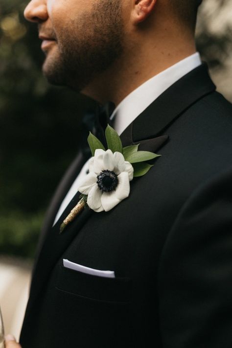 White and black anemone boutonniere Anemone Boutonniere, Blue Corsage, Anemone Wedding, Anemone Bouquet, White Boutonniere, White Anemone, Black White And Gold, Black White Wedding, Boutonniere Wedding