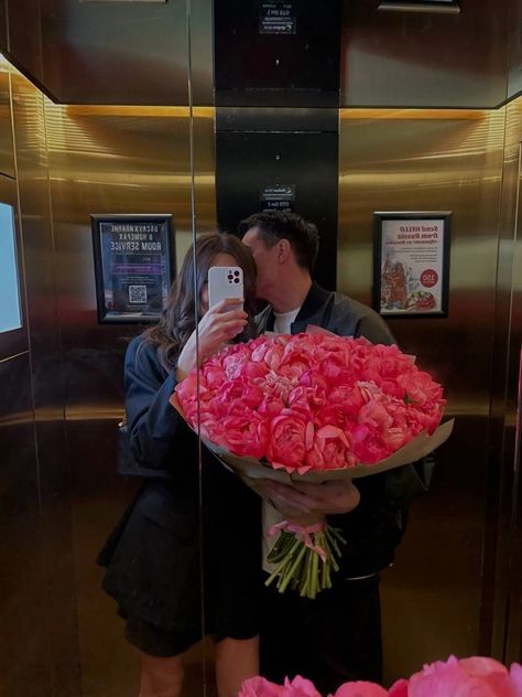 Spoiled Girlfriend, Image Couple, Luxury Couple, Life Vision Board, Girlfriend Goals, Future Love, Boyfriend Goals, Couples Poses For Pictures, Bouquet Of Flowers