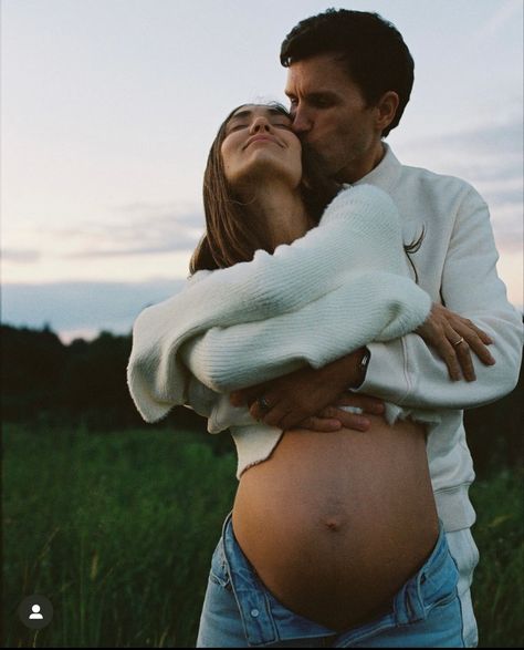 Couple Pregnancy Pictures, Winter Pregnancy Photoshoot, Winter Maternity Pictures, Maternity Photography Winter, Couple Maternity Poses, Baby Bump Photoshoot, Winter Maternity Photos, Intimate Maternity, Beach Maternity Photos