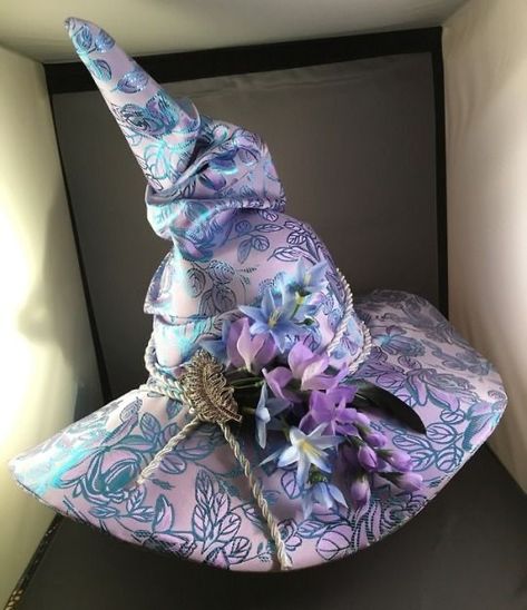 Purple Aesthetic Flowers, Taako Cosplay, Godmother Outfit, Femenine Fashion, Halloween Costumes 2022, Witches Hats, Creepy Costumes, Flowers Lavender, Halloween Witch Decorations