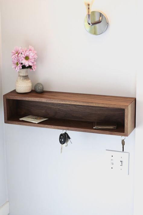 Entryway Floating Shelves, Entryway Organizer, Gifts Creative, Decor Plants, Entryway Mudroom, Small Entryways, Modern Entryway, Foyer Decorating, Entryway Organization