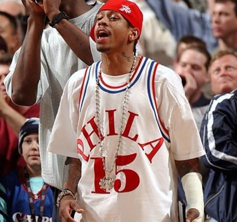 Allen Iverson The Answer, Looks Hip Hop, Estilo Cholo, Bola Basket, Nba Fashion, 90s Hip Hop Fashion, Basketball Photography, Nba Pictures, Nba Legends