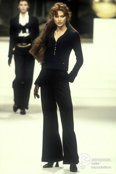 Chanel Pantsuit, Chanel 90s, Chanel 1994, Chanel Runway, 90s Runway Fashion, Classic Chanel, Runway Fashion Couture, Outfits 90s, Original Supermodels