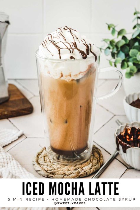 How to make a delicious and easy Iced mocha latte recipe in juste 5 minutes made with a espresso coffee, flavored with homemade chocolate syrup, served with milk, ice cubes and topped with whipped cream. Iced Mocha Latte Recipe, Ice Mocha, Iced Mocha Recipe, Caramel Latte Recipe, Milk Ice Cubes, Mocha Latte Recipe, Mocha Macchiato, Healthy Pumpkin Spice Latte, Homemade Mocha