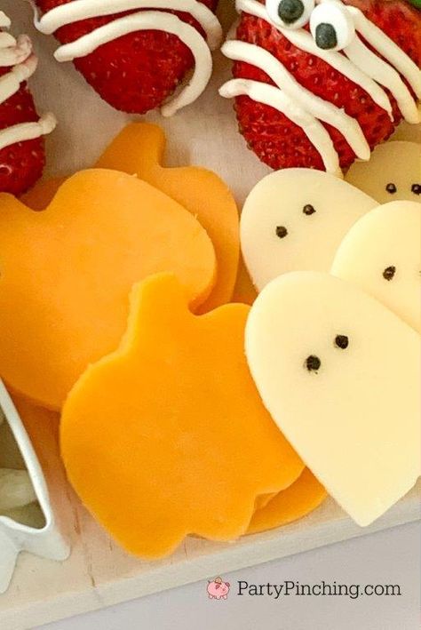 Halloween Cheeseboard Ideas, Halloween Cheese Board Kids, Halloween Charcuterie Board Ideas Kids, Halloween Cheese And Cracker Platter, Ghost Themed Snacks, Halloween Chauctier Board Ideas, Halloween Cheese And Crackers, Halloween Food For Toddlers, Ghost Charcuterie Board