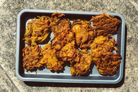 Onion Bhaji Recipe, Onion Bhaji Recipes, Onion Bhajis, Onion Bhaji, Baked Onions, Bhaji Recipe, Kentucky Fried, Fried Cauliflower, Onion Recipes