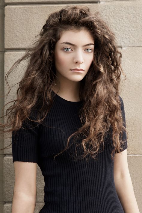 Lorde Lorde Hair, Lorde, Female Singers, Pop Star, Hair Goals, Favorite Celebrities, Business Women, Her Hair, Curly Hair