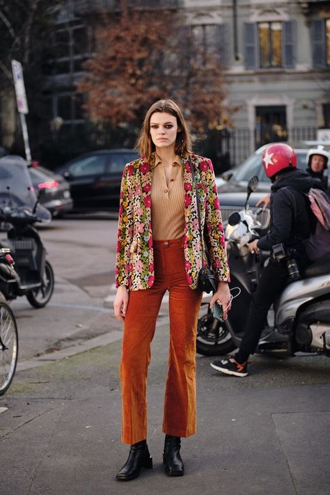 20 Fashionable Fall Street Style Outfit Ideas for 2024 – Trends and Inspirations for Women Vintage Colourful Outfits, Maximalist Outfits Street Style, Trendy Eclectic Outfits, Maximalist Professional Outfits, Middle Eastern Style Fashion, Maximalist Work Outfit, Maximalist Street Style, Eclectic Fashion Vintage, Maximalist Clothes