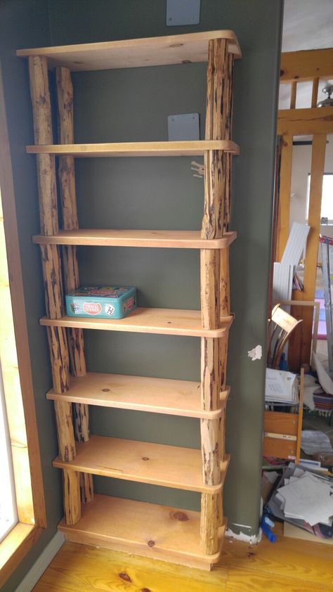 Homemade Wood Shelves, Homemade Shelf Ideas, Home Made Bookshelves, Log Shelves, Wood Shelf Diy, Diy Rustic Shelves, Log Bookshelf, Wooden Table Diy, Branch Furniture