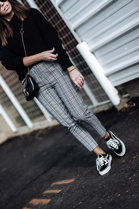 2 wardrobe staples you need in your closet this fall | Grey check print tailored pants (wearing a us size 4) | Fine knit sweater | Vans old skull sneakers | Gucci marmot bag | Monica Vinader Signature Large Bangle | Pom Pom Beanie #falloutfitideas2017 #falloutfits #vansoutfits #streetstyle Plaid Pants Outfit, Vans Outfit, Checkered Pants, Houston Fashion, Fine Knit Sweater, Outfits 2017, Looks Street Style, Plaid Pants, Blazer Fashion