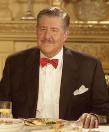 Richard Gilmore (70 KB) Edward Herrmann, Gilmore Girls Cast, Richard Gilmore, Gilmore Girls Characters, Lane Kim, Gilmore Girl, Lauren Graham, Lorelai Gilmore, Character Actor