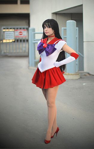 Not the most ideal background for a Sailor Mars Cosplay, but I can't deny this girl has that spunk! Love! ♥ Sailor Mars Costume, Sailor Mars Cosplay, Demon Reference, Sailor Moon Costume, Moon Costume, Rok Mini, Anime Outfit, Minako Aino, Canadian Girls