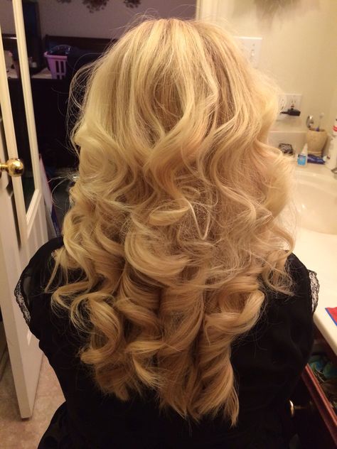 Thick big curls Big Bombshell Curls, Big Curls Tutorial, Prom Hairstyles Down, Cute Long Hairstyles, Bombshell Curls, Curls Tutorial, Curly Prom Hair, Vacation Hairstyles, Prom Hairstyle