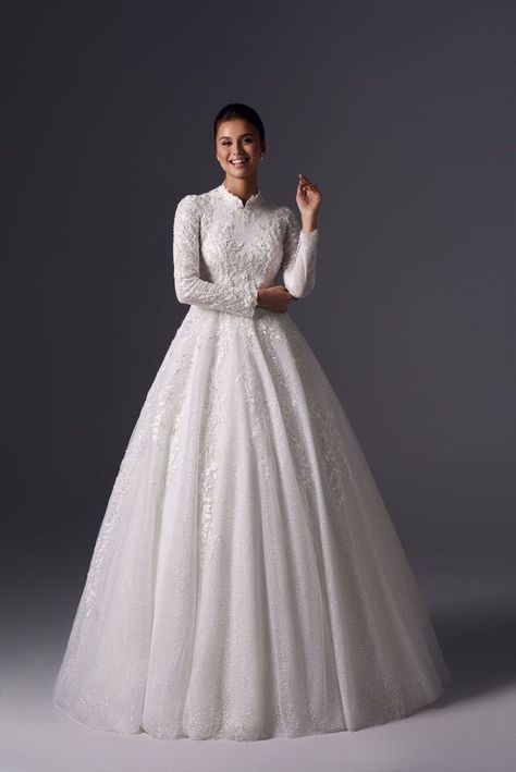 Style of the wedding dress: puffy dress with long sleeves. Fabric: tulle, glitter, 2 types of lace. Color: ivory. Wedding outfit additions: none. Accents: luxurious princess-style dress with long sleeves, train and high stand-up neckline. The dress is lavishly decorated with floral lace, embroidered with beads, sequins and pearls. Creates a perfect royal look that fans of lush dresses will definitely like. Ideal: for a classic wedding, for a European style wedding. Collar Wedding Dress, High Collar Wedding Dress, Long Sleeve Ball Gown Wedding Dress, Famous Wedding Dresses, Lace Sweetheart Wedding Dress, Long Sleeve Ball Gowns, Buy Wedding Dress, Dresses Satin, Wedding Dresses Satin