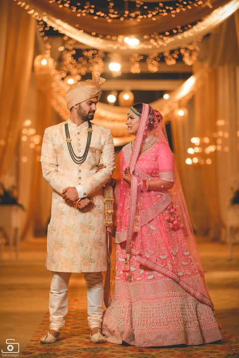 Royal Wedding Couple Poses, Rajputi Wedding Couple Poses, Brid Pose, Couple Closeup Photography, Couples Portraits Poses, Wedding Portraits Indian, Groom Portraits Poses, Couple Wedding Dress Indian Hindu, Couple Portrait Photography