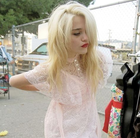 Sky Ferreira Hair, Sky Ferreira Style, Weird Style, Audrey Hepburn Photos, Sky Ferreira, 2000 Fashion, Indie Sleaze, Party Photography, Tumblr Outfits