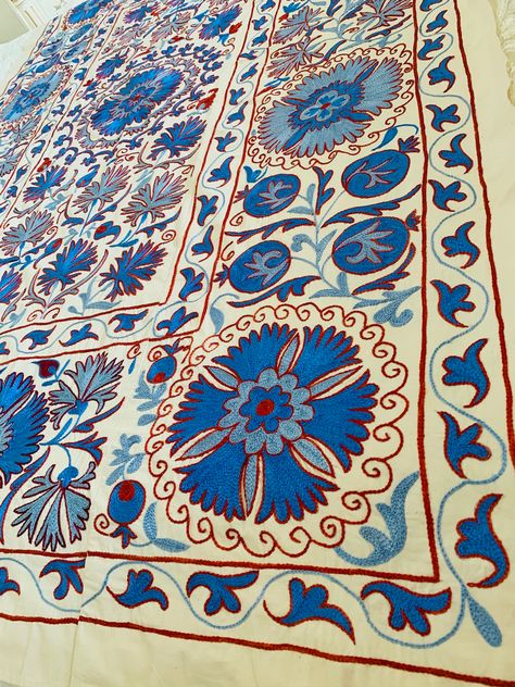 Persian Textiles, Suzani Pattern, Suzani Rug, Suzani Embroidery, Folk Print, Suzani Fabric, Basic Embroidery Stitches, Ethnic Art, Textile Patterns