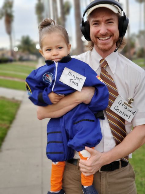 Astronaut family costume Nasa Family Costume, Family Space Costumes, Astronaut Family Costume, Twins Halloween Costumes, Sibling Halloween Costumes, Space Costumes, Purim Costumes, Halloween Costumes Kids, Master Of Disguise