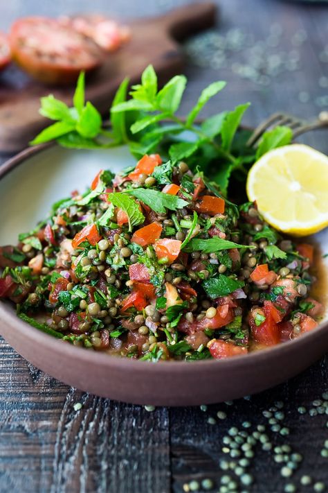 Tabouli Salad Recipe, Arabisk Mad, Tabouli Salad, Hearty Salads, Lentil Salad, Lentil Recipes, Lemon Mint, Vegan Salad, Middle Eastern Recipes