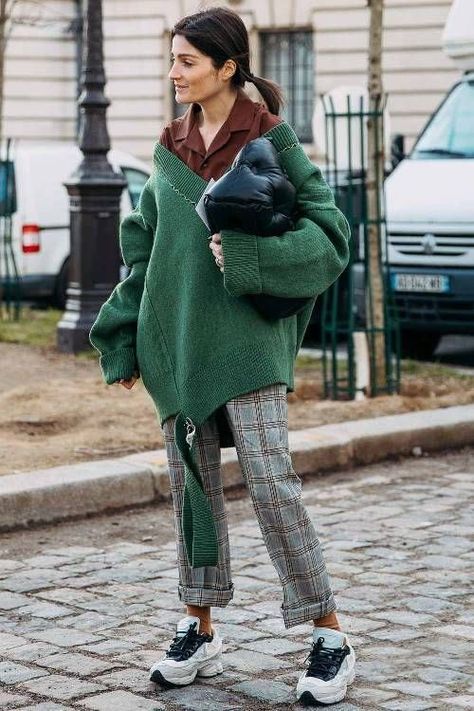 Casual Chic Outfits, Walking Down The Street, Looks Street Style, Fall Clothes, Casual Chic Outfit, Plaid Fashion, Plaid Pants, Fall Fashion Trends, 가을 패션