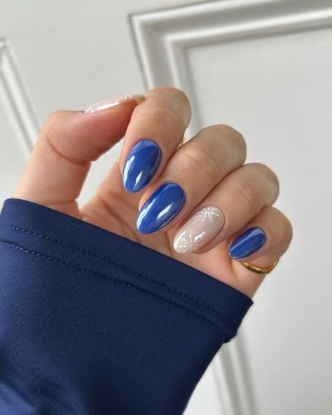 snowflakes and deep blue chrome for winter ❄️💙🌨️🫐⛸️✨ rings from @monicavinader #nails #nailspo #nailart #winternails #chromenails #snowflakenails #holidaynails #festivenails #christmas #naildesign #nailsofinstagram Gel Snowflake Nails Short, Crome Nails With Design, Short Almond Nails For Christmas, Royal Blue Nails Winter, Blue Chrome Nails With Snowflakes, Non Christmas Winter Nails, Blue Chrome Design Nails, End Of December Nails, Blue Winter Almond Nails