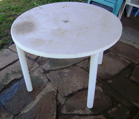 refinish an old cheap plastic outdoor table with an any surface metalic spray paint for a nice new looking table Plastic Outdoor Table Makeover, Plastic Table Makeover Diy, Plastic Table Makeover, Painting Plastic Furniture, Patio Table Redo, Refinish A Table, Painting Plastic Chairs, Picnic Table Makeover, Cabin Patio