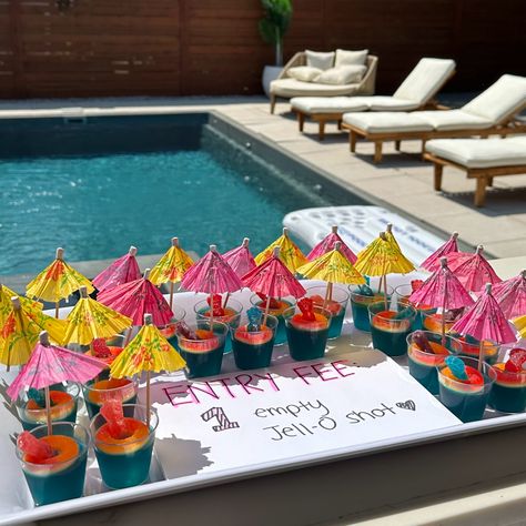 tray of blue jello shots in front of a pool 22 Birthday Pool Party Ideas, Pool Party Drink Ideas, Adults Pool Party Ideas, 25th Birthday Pool Party Ideas, Pool Party Shots, Pool Party Inspiration, Summer Vibes Party Ideas, Lou Out Party Ideas, 21 Pool Party Ideas