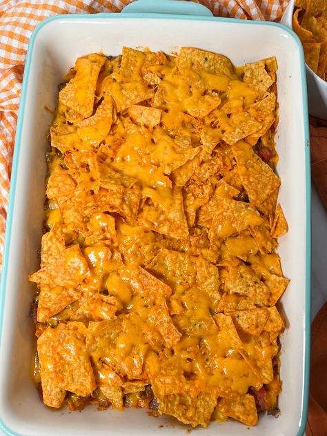 Cheesy Doritos Casserole with ground beef is an easy dinner to make for the family. The recipe is a delicious taco bake that is perfect for weeknight dinners. Taco Bake Doritos, Ground Beef Dorito Casserole, Beef Dorito Casserole Recipes, Doritos Casserole With Ground Beef, Dorito Taco Bake, Easy Dinner To Make, Doritos Casserole, Casserole With Ground Beef, Easy Casserole Dishes