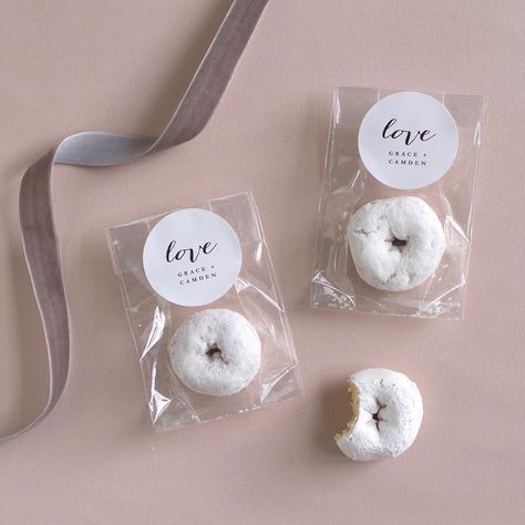 Mini donut wedding favors... yes please 🙋🏻! Package these sweet treats in a clear cellophane bag and add a custom sticker from elli.com for a personalized touch! #Regram via @ellidesignstudio Mini Donut Wedding, Donut Wedding Favors, Donut Favors, Donut Packaging, Donut Wedding, Karma Design, Coffee Wedding Favors, Wedding Favors Packaging, Honey Wedding Favors