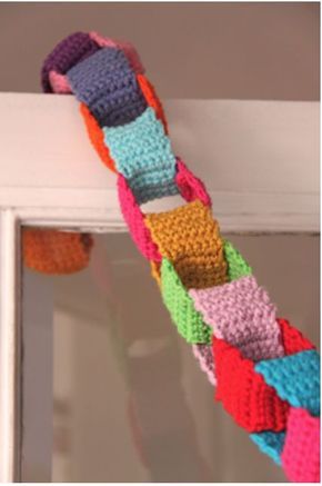 Deco Noel Nature, Crochet Christmas Garland, Awesome Crochet, Crochet Bunting, Leftover Yarn, Crochet Garland, Crochet Christmas Decorations, Holiday Crochet, Christmas Crochet Patterns