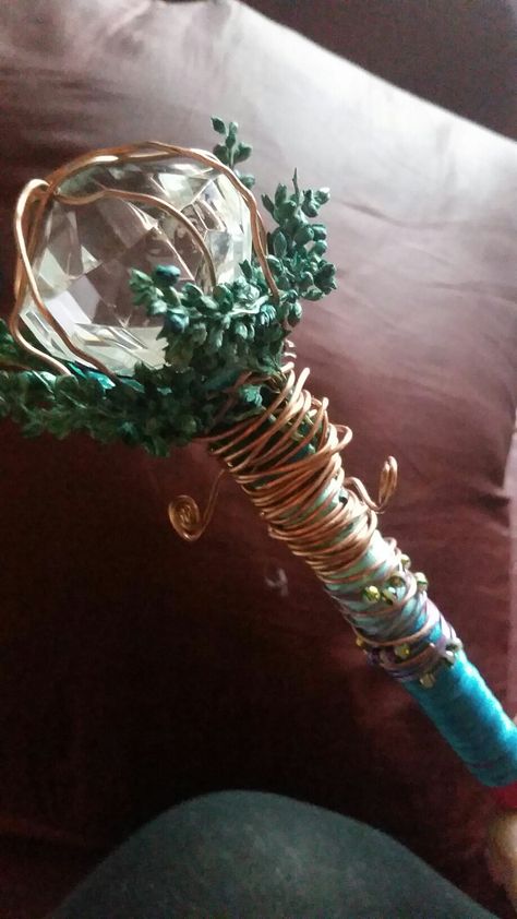 How To Make A Wizard Staff, Diy Magic Staff, Fantasy Props Diy, Fairy Staff Diy, Woodland Fairy Costume Ideas Diy, Woodland Staff, Elven Staff, Fairy Wand Aesthetic, Tongkat Peri