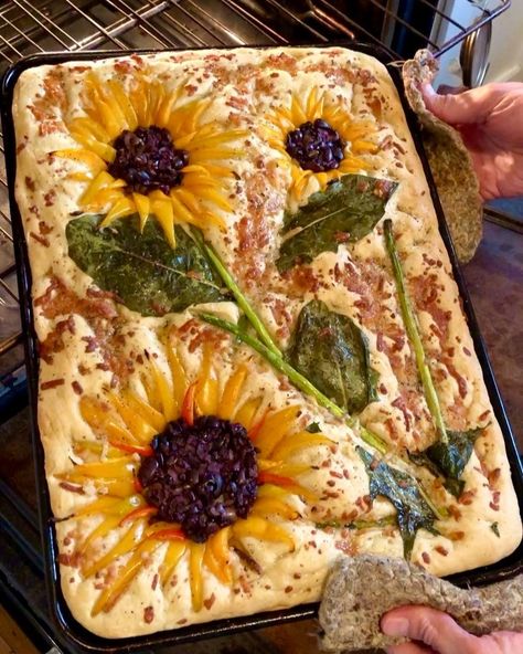 Foccacia Art Bread, Thanksgiving Focaccia Art, Decorative Focaccia Bread, Autumn Focaccia, Focaccia Bread Art Thanksgiving, Fall Focaccia Bread, Foccacia Bread Art Recipes, Fall Focaccia, Thanksgiving Focaccia