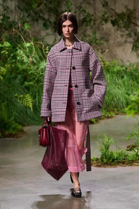 Chanel Cruise 2025 Collection [PHOTOS] Gucci Cruise, Chanel Cruise, Cruise Collection, Self Portrait Dress, Fashion Capsule, Alt Fashion, Fall Winter Style, Pretty Clothes, Colour Combinations