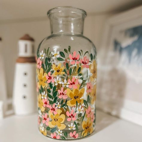 Painting Flowers On Glass Jars, Clear Vase Painting, Floral Glass Painting, Wine Bottle Vase Flowers, Glass Jar Painting Ideas Aesthetic, Hand Painted Flower Vase, Glass Vase Painting Ideas Diy, Painted Vase Ideas, Painting Vase Ideas