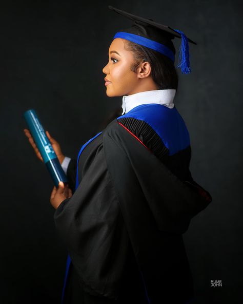 Convocation Studio Photoshoot, Convocation Shoot Ideas, Convocation Photography Picture Ideas, Creative Shot For Graduation Outfits, Convocation Photoshoot Ideas, Convocation Pose Photo Ideas, Convocation Outfit Ideas, Graduation Shoot Ideas Photoshoot, Phd Photoshoot